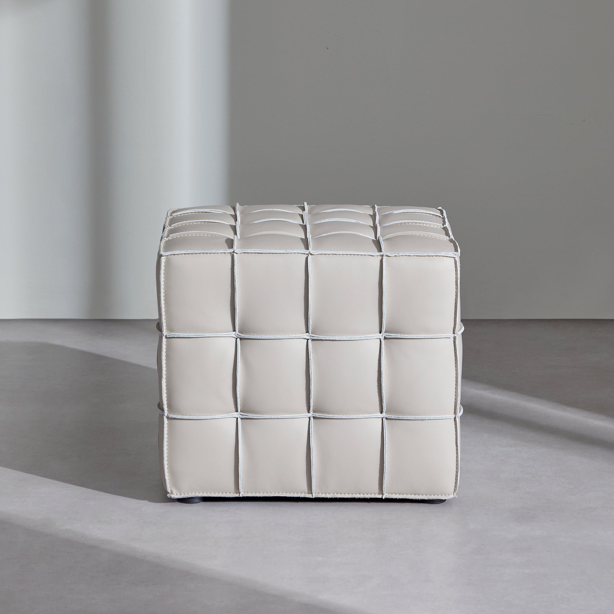 Pouf cube capitonné en cuir Monarch