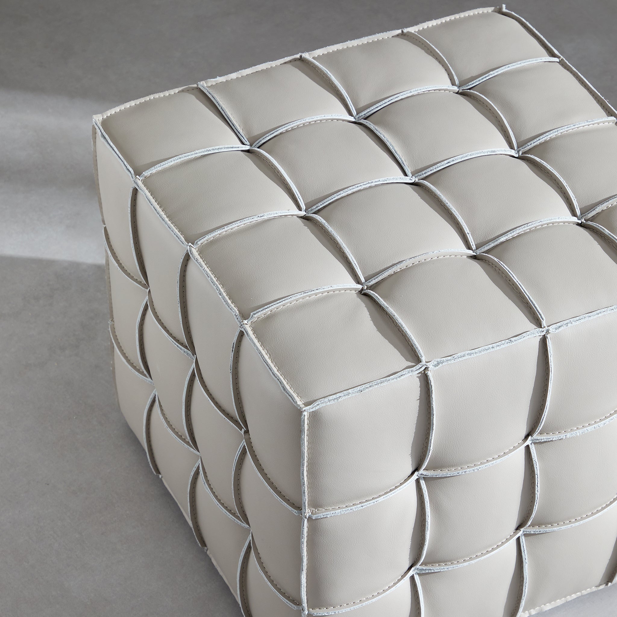 Pouf cube capitonné en cuir Monarch