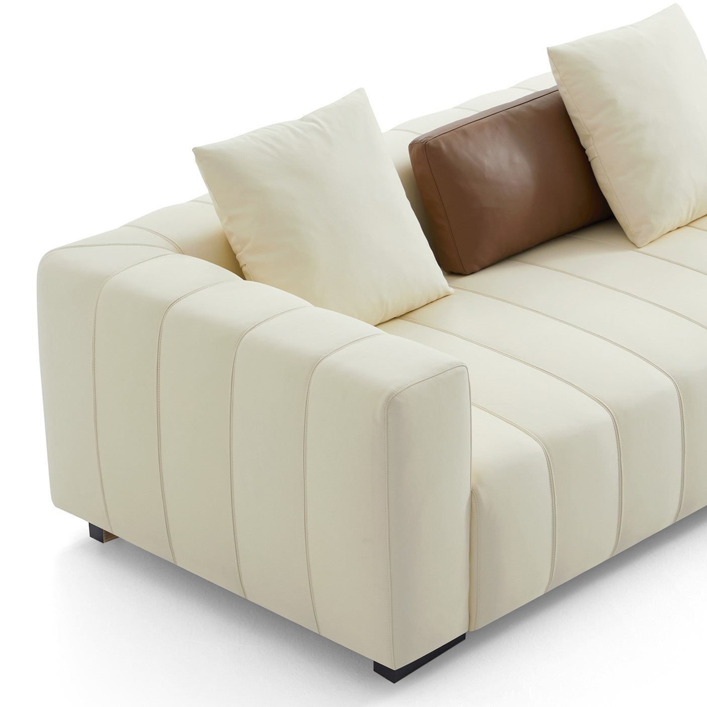 Canapé sectionnel en cuir en forme de L avec table basse