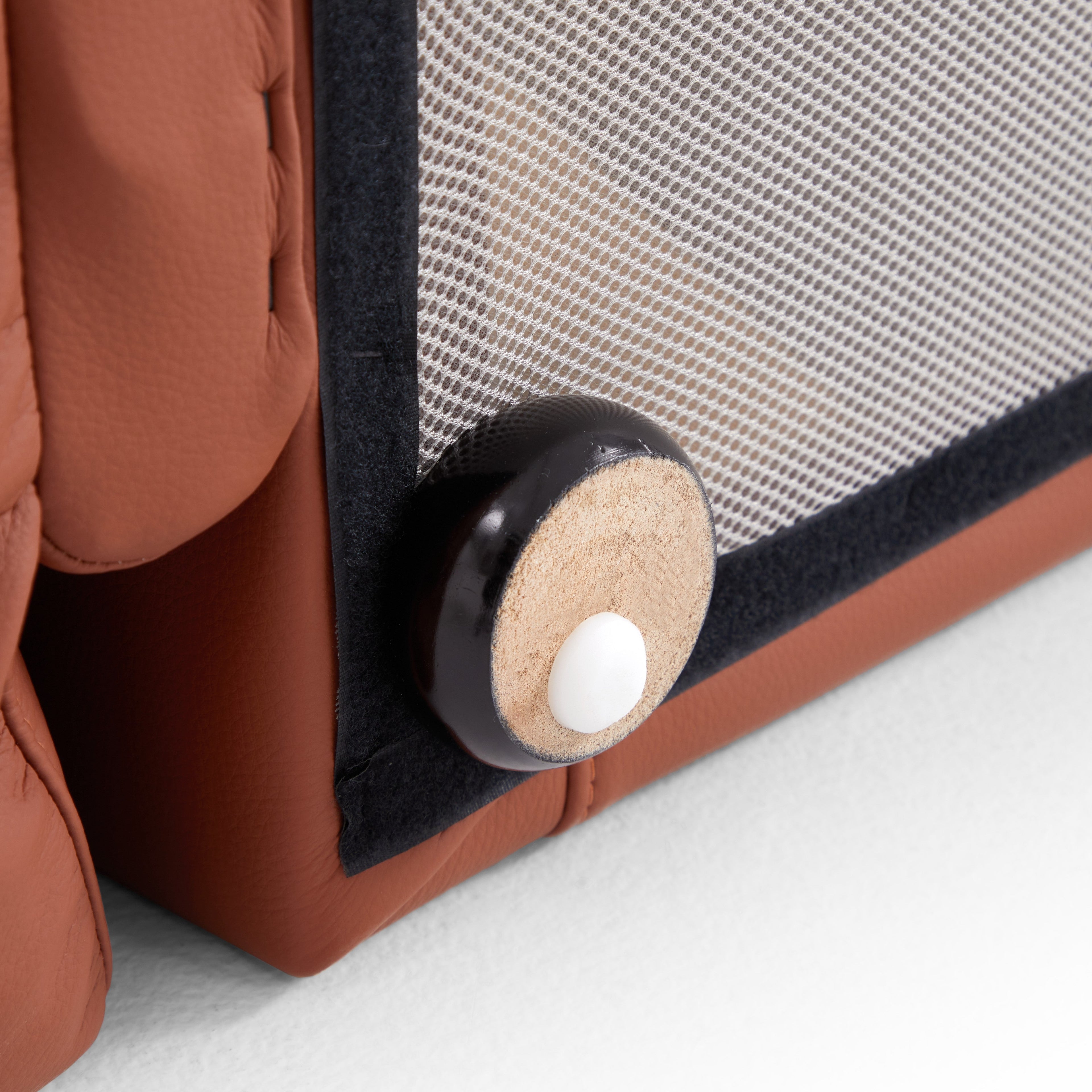 Canapé en cuir véritable brun rougeâtre capitonné beurre