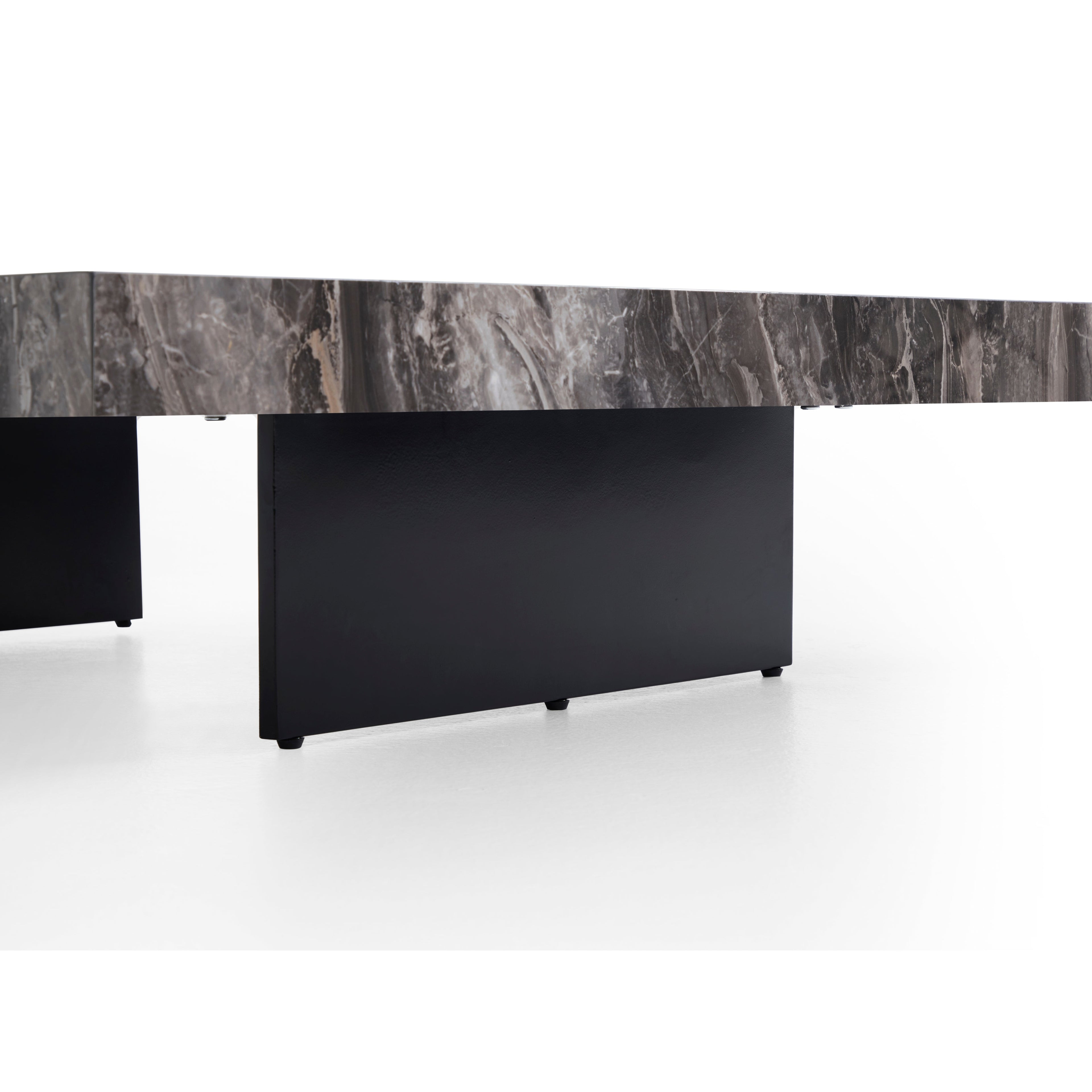 Table basse carrée veinée foncée