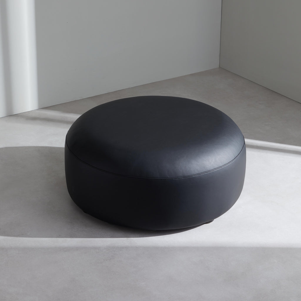 Pouf rond en cuir noir Monolith