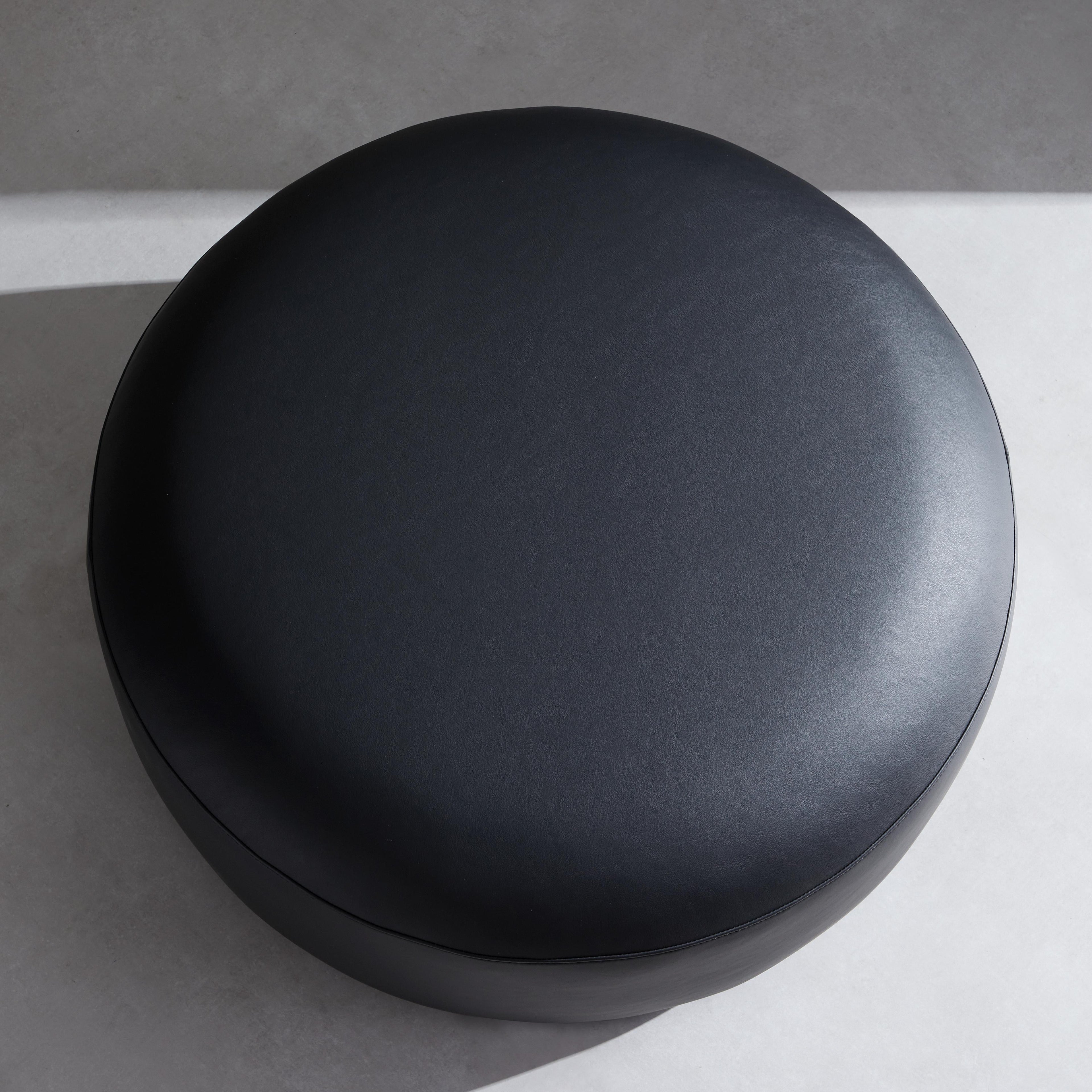 Pouf rond en cuir noir Monolith