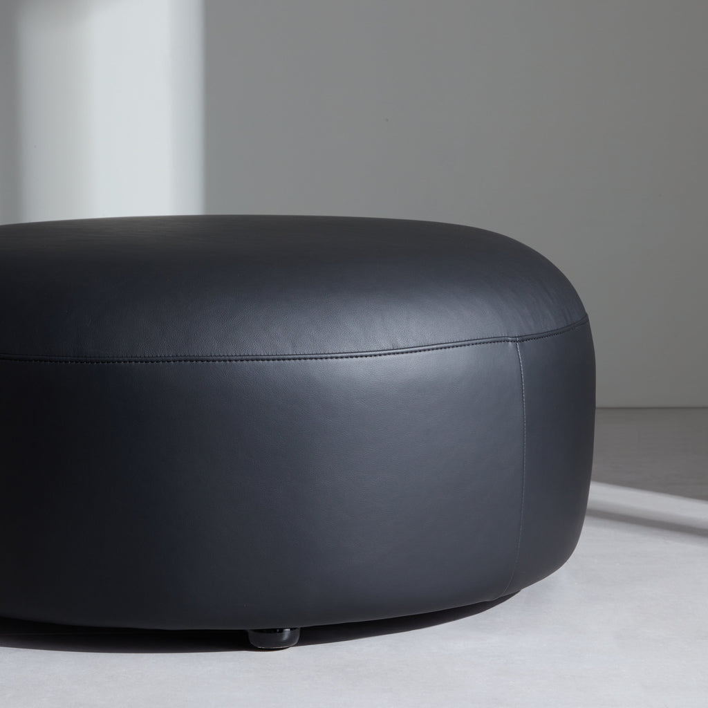 Pouf rond en cuir noir Monolith