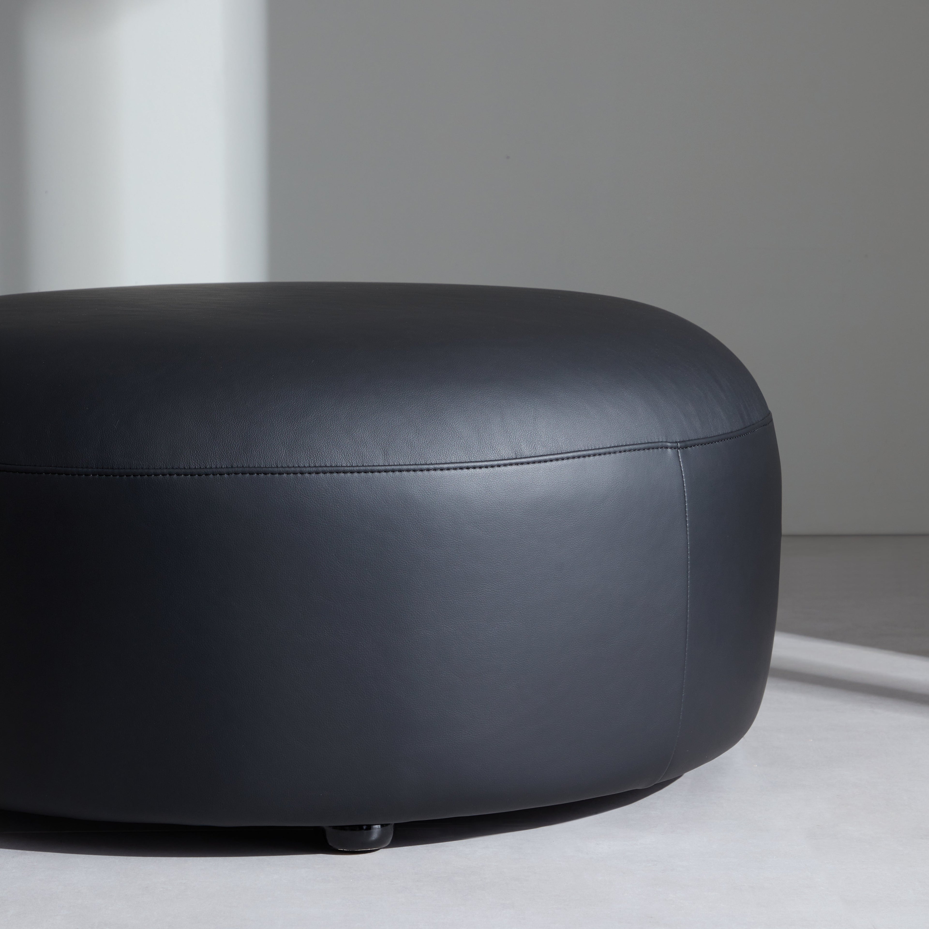 Pouf rond en cuir noir Monolith