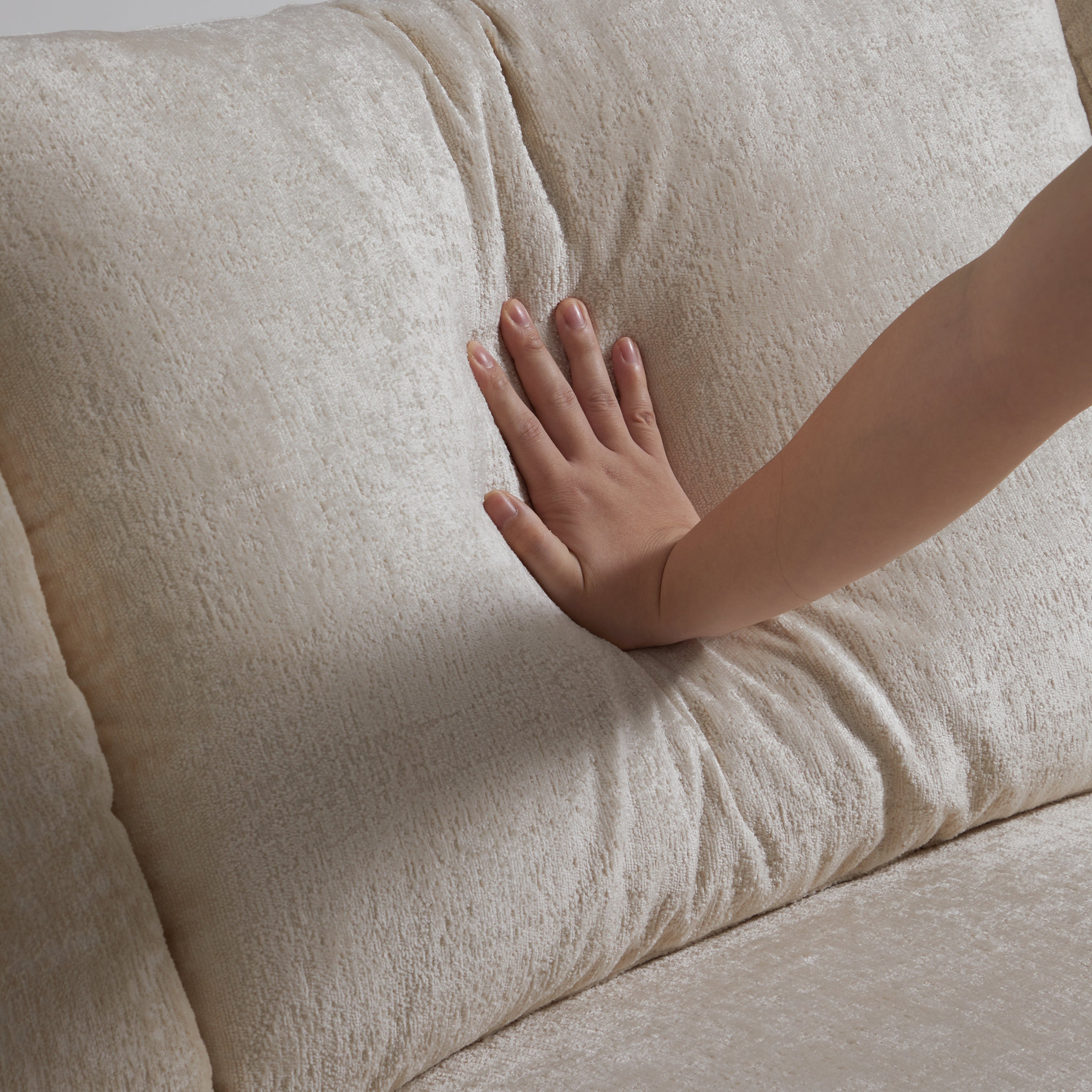 Le canapé et le pouf beiges Empress