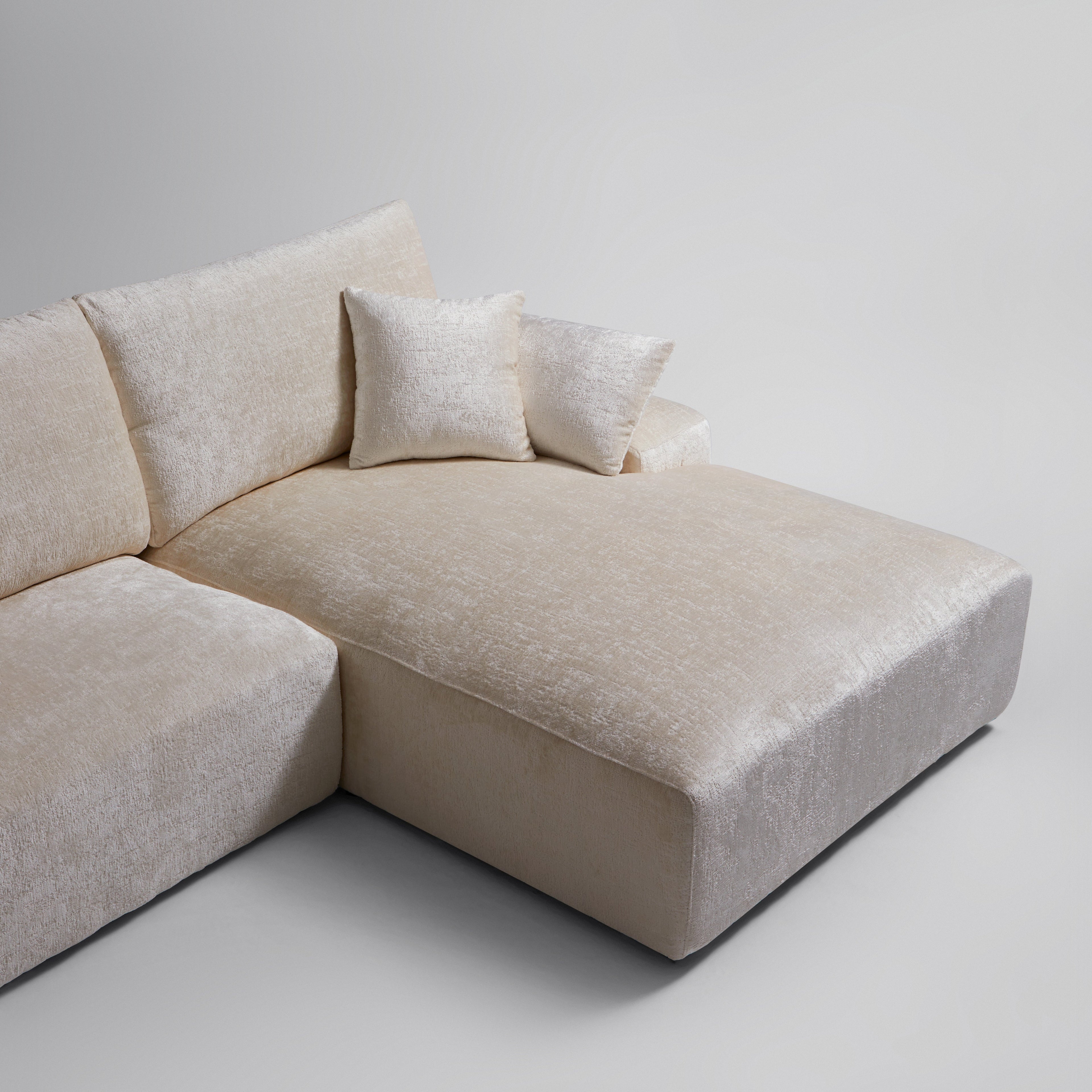 Le canapé et le pouf beiges Empress