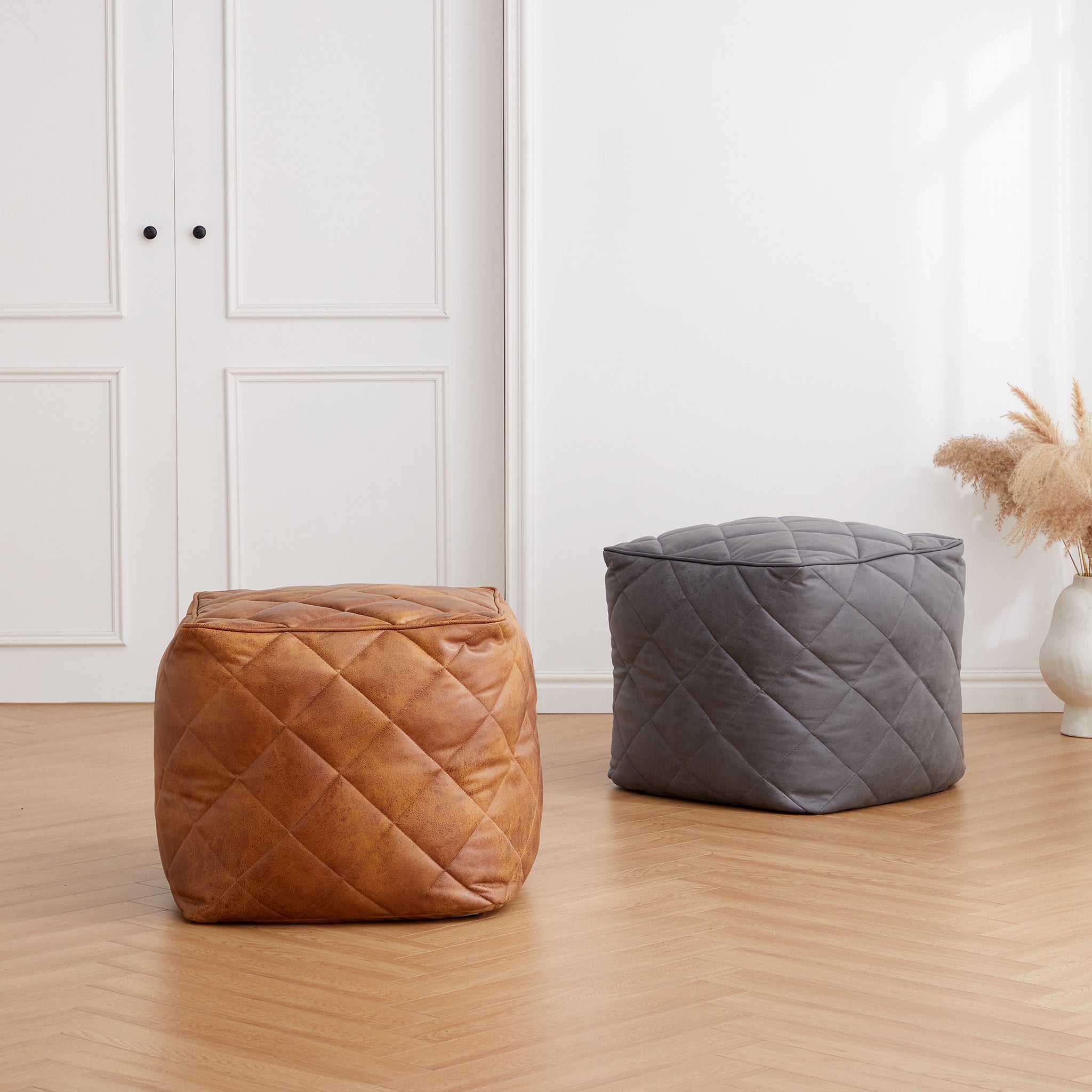 Pouf carré en cuir gris foncé gaufré