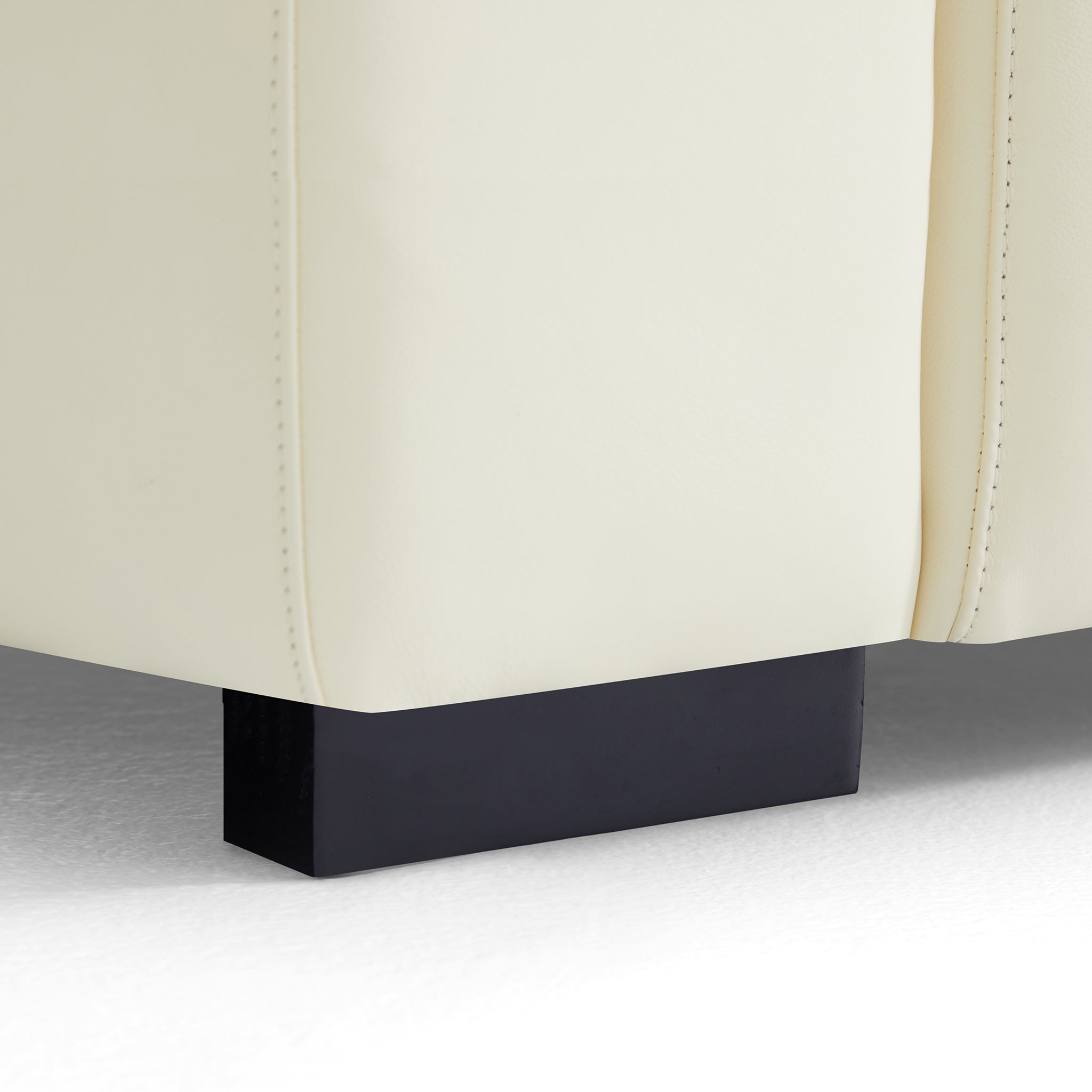 Canapé en cuir beige piano avec table basse