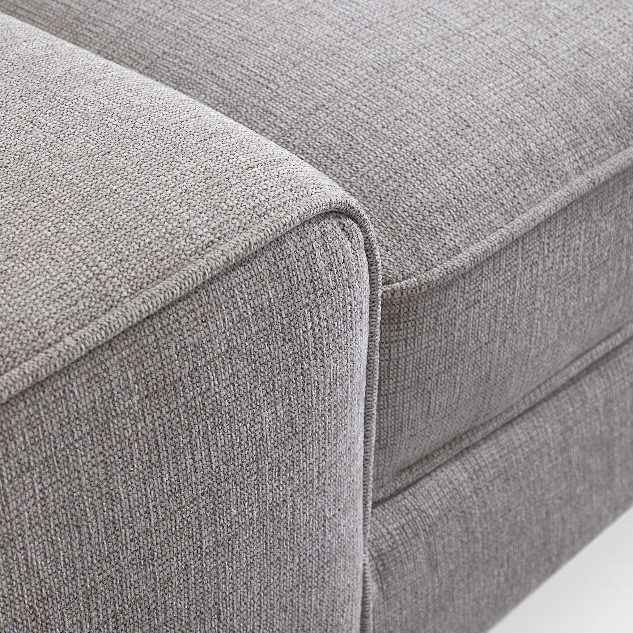 Canapé sectionnel capitonné Brandy Channel avec table basse