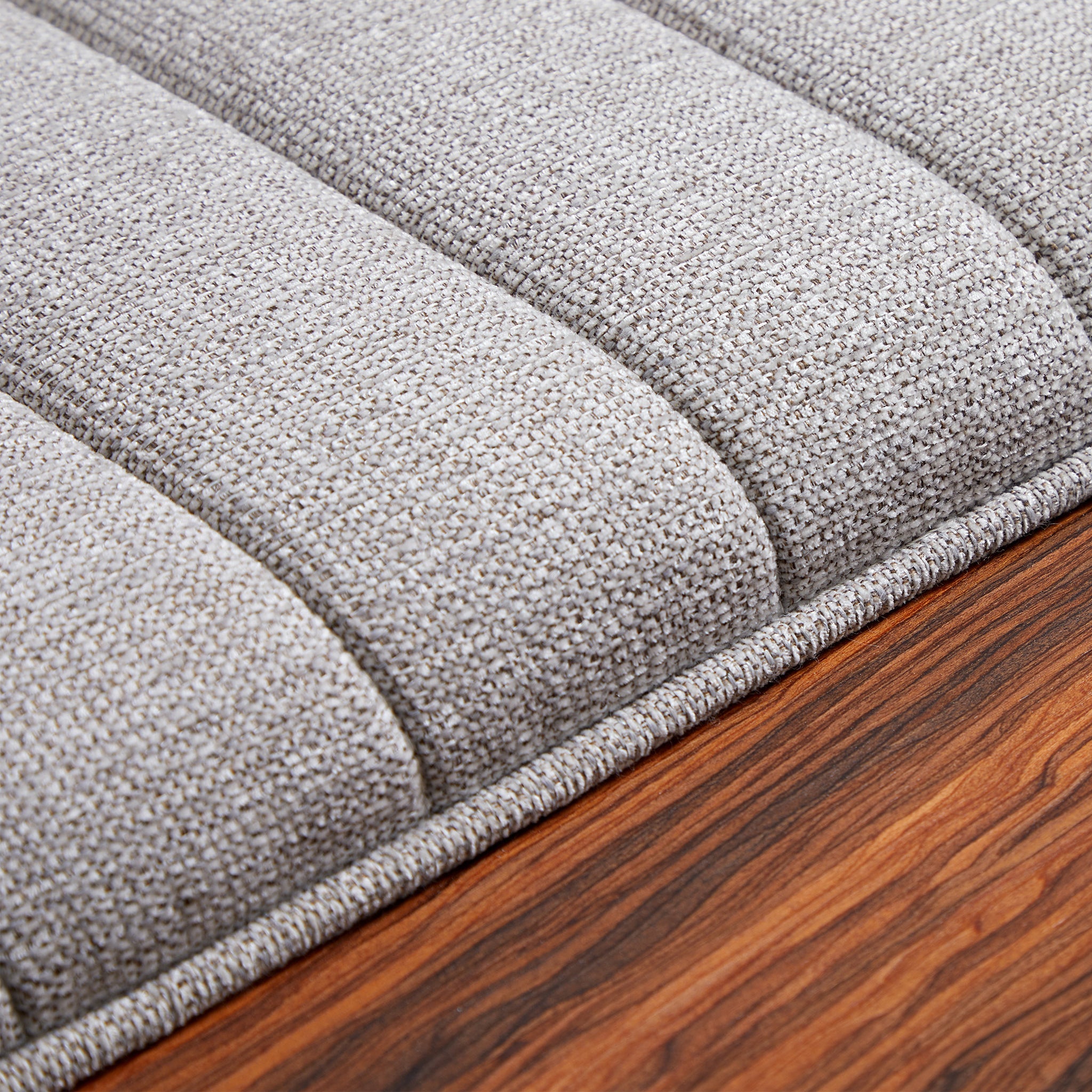 Canapé sectionnel capitonné Brandy Channel avec table basse