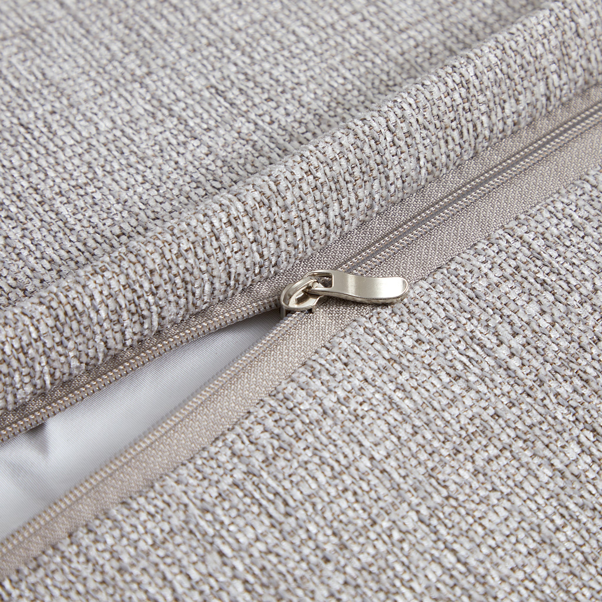 Canapé sectionnel capitonné Brandy Channel avec table basse