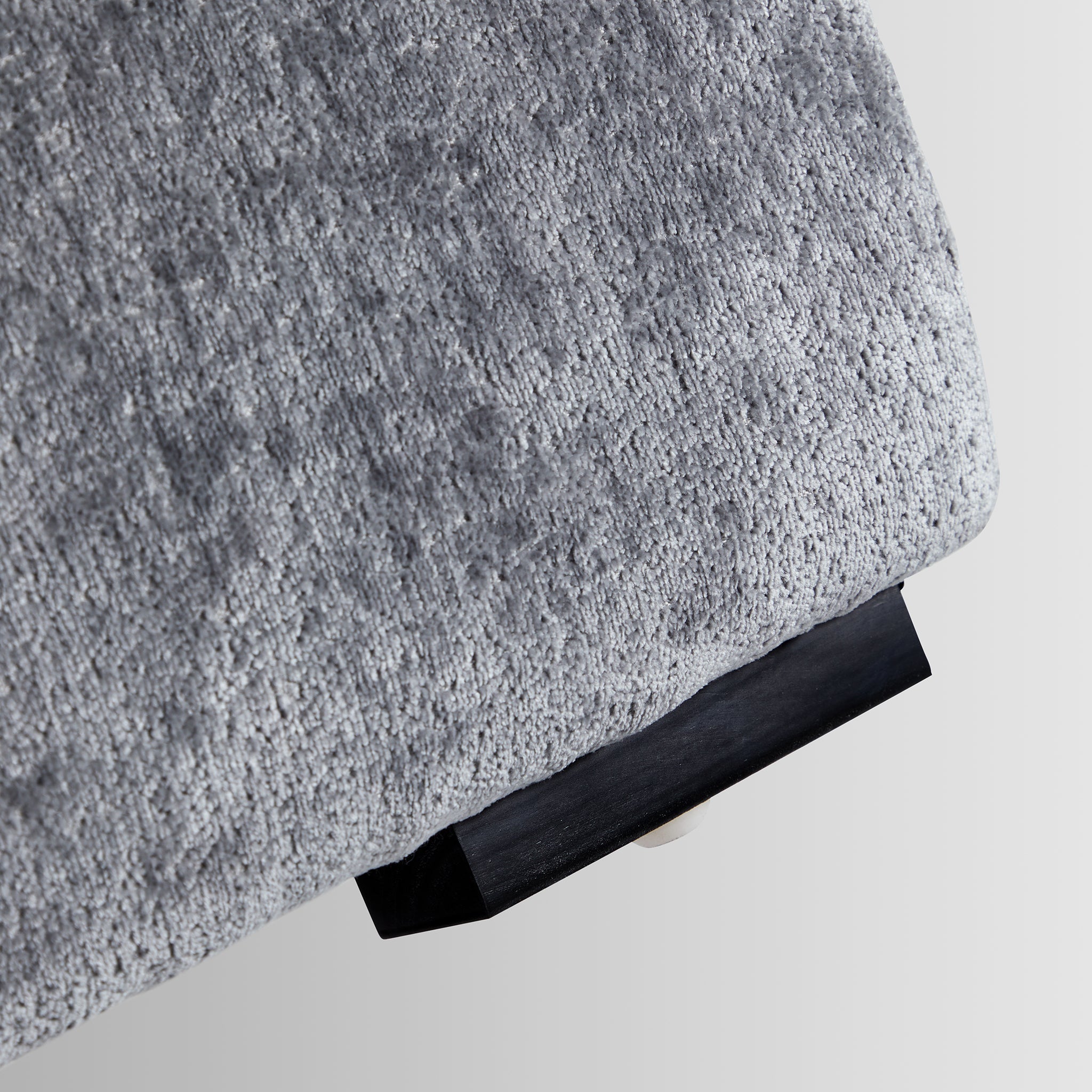 Le canapé et le pouf beiges Empress