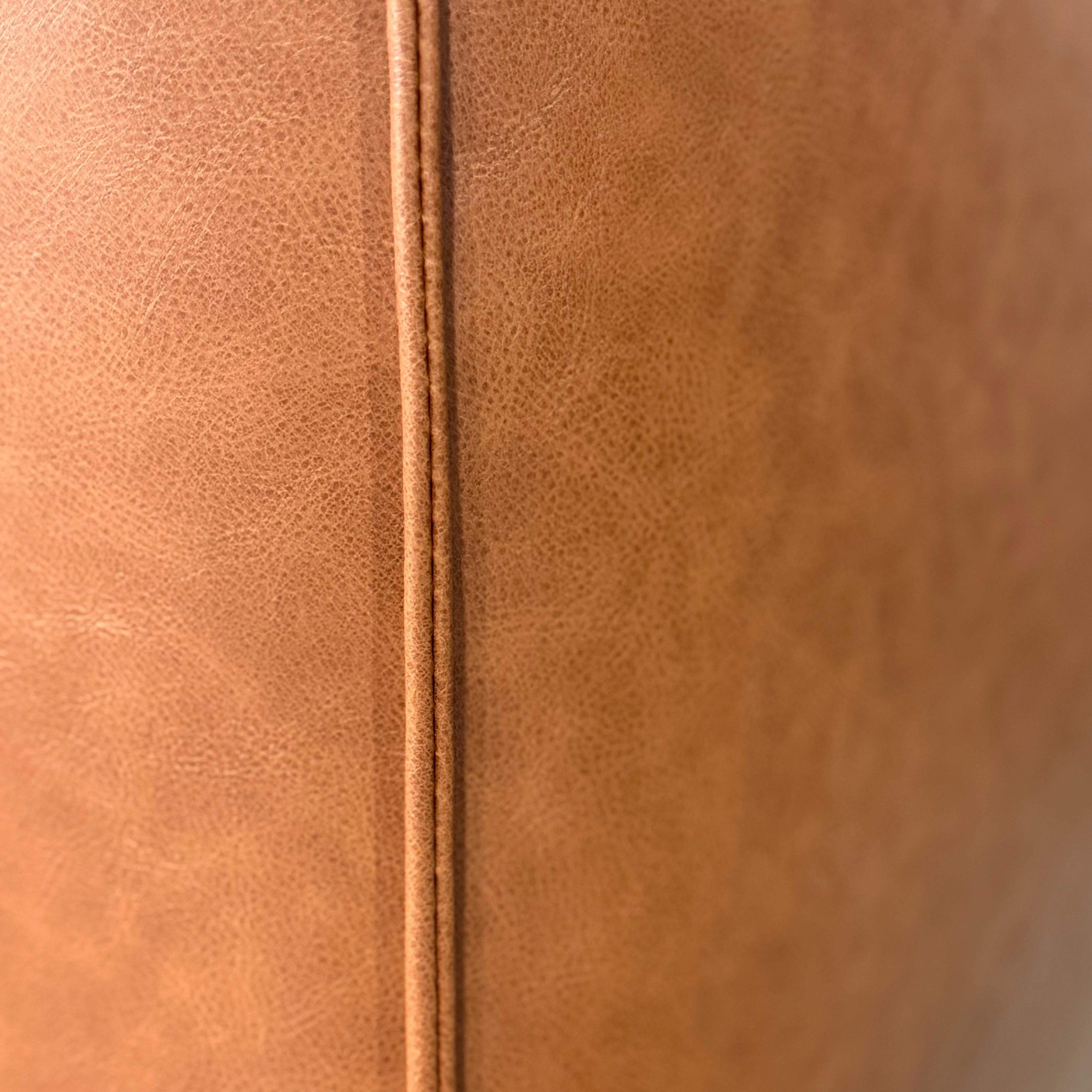 Lit en cuir cannelle