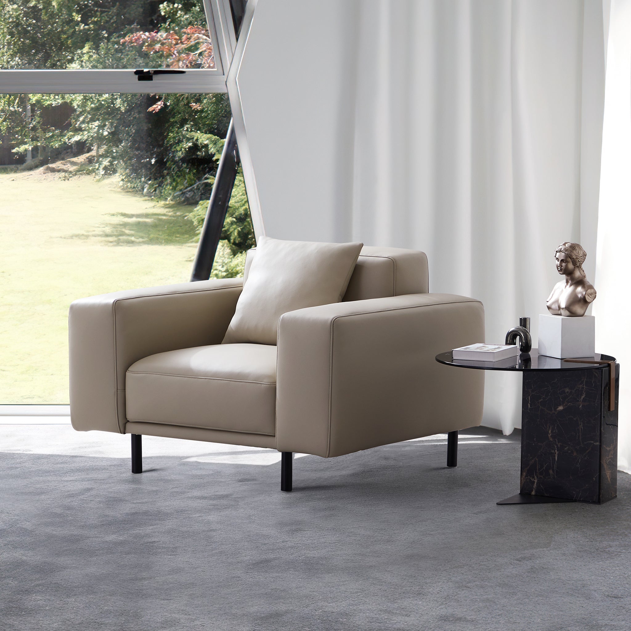 Fauteuil en cuir beige noble