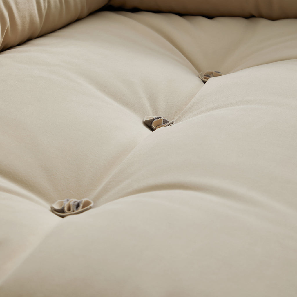 Canapé capitonné couleur beurre