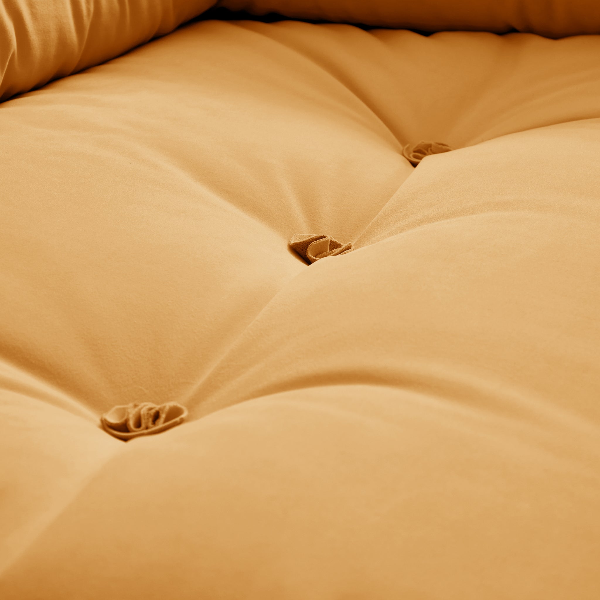 Canapé capitonné couleur beurre