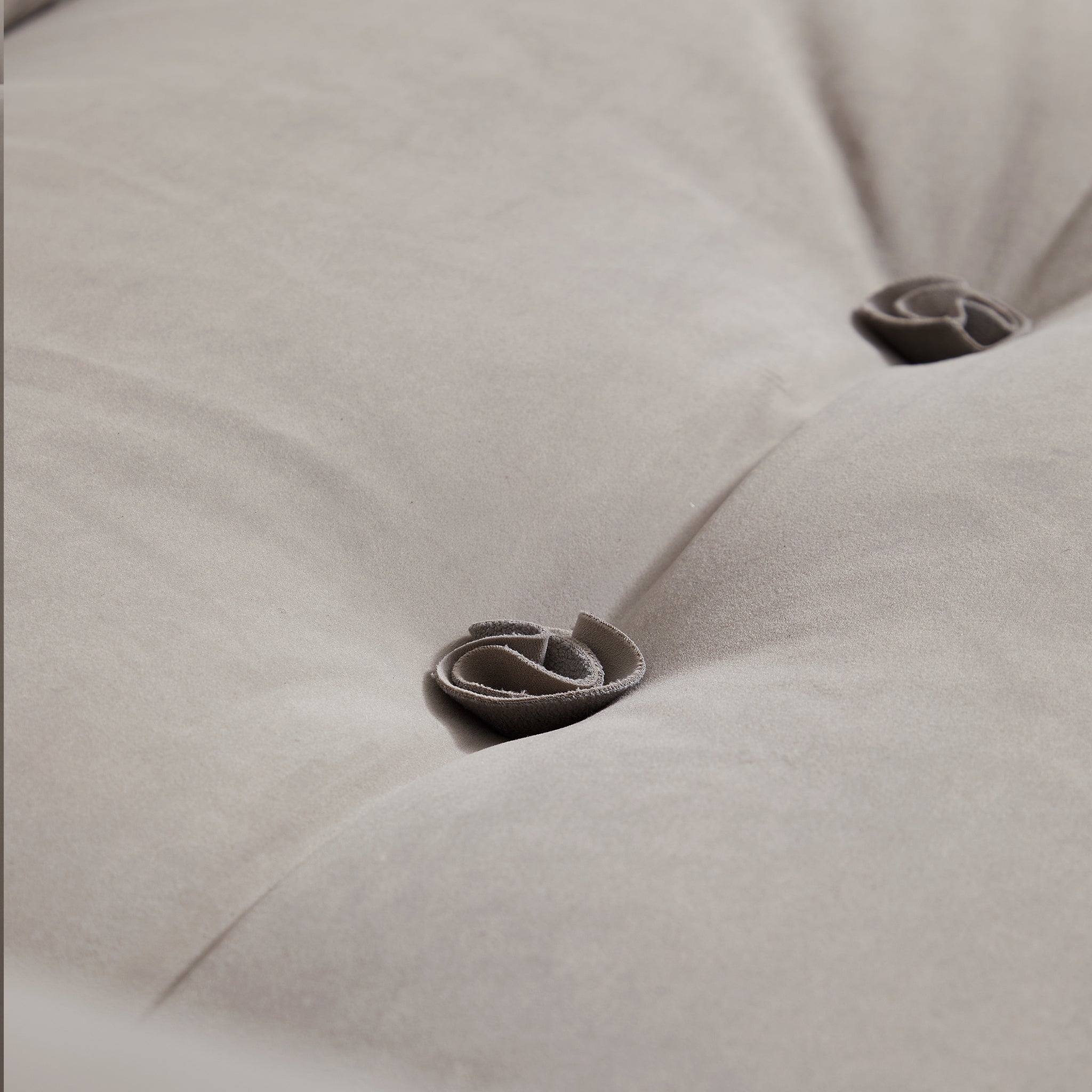 Canapé capitonné couleur beurre