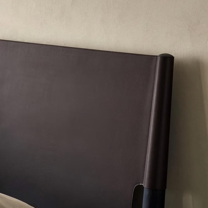 Lit en cuir crème truffe