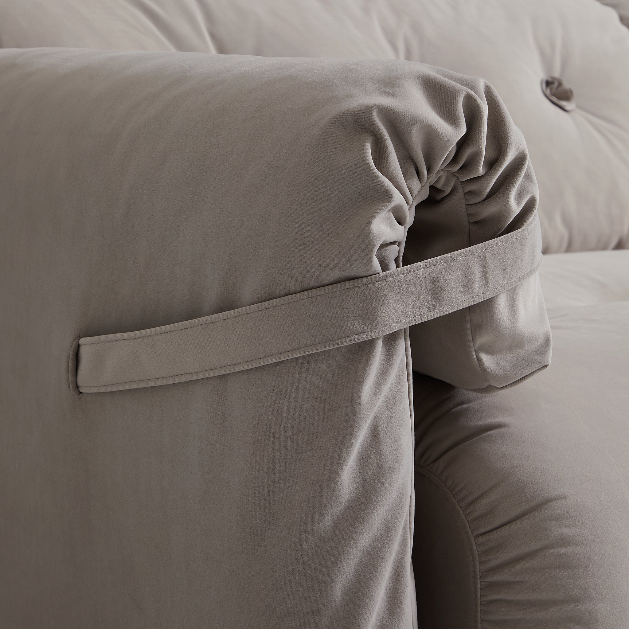 Canapé capitonné couleur beurre