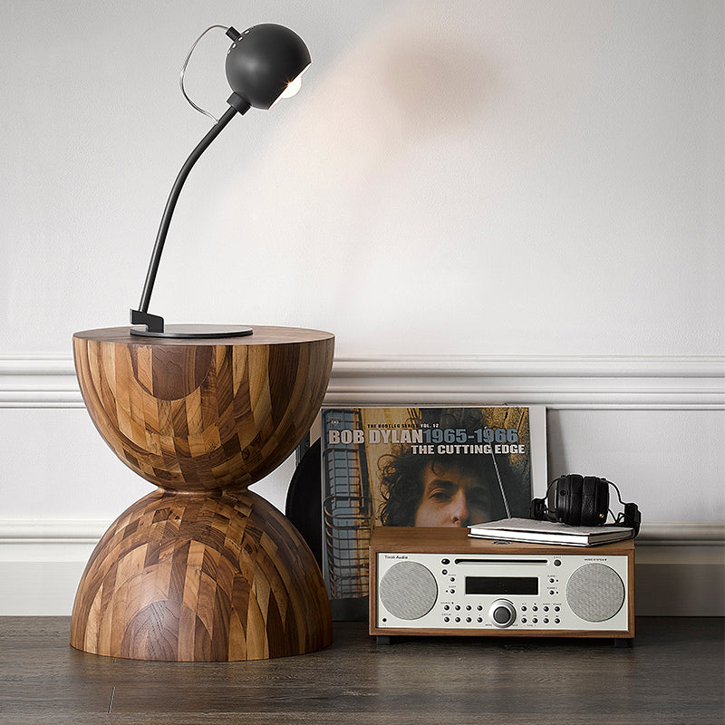 Table d'appoint sculpturale en chêne et noyer