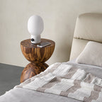 Table d'appoint sculpturale en chêne et noyer