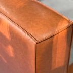 Lit en cuir cannelle