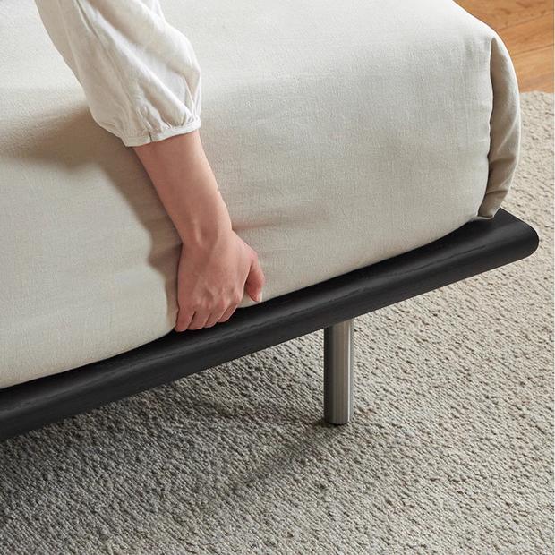 Lit en cuir couleur brique caramel